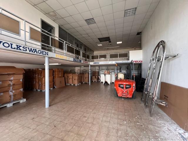 Capannone in vendita di 214 m² in Via XXV Aprile