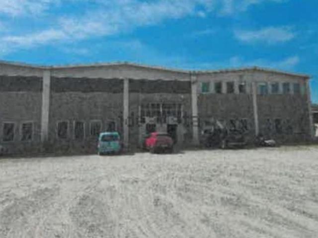 Capannone in vendita di 2155 m² in Via Verbano, 154