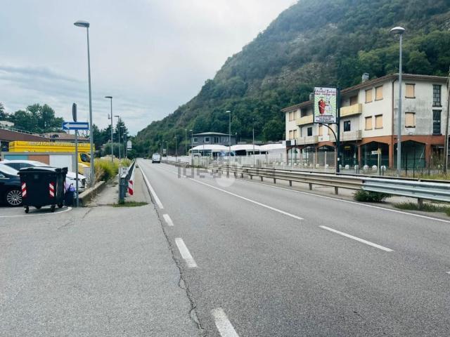 Capannone in vendita di 2150 m² in Via Nazionale, 18