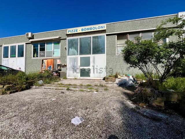 Capannone in vendita di 215 m² in Via Andrea Sansovino, 37