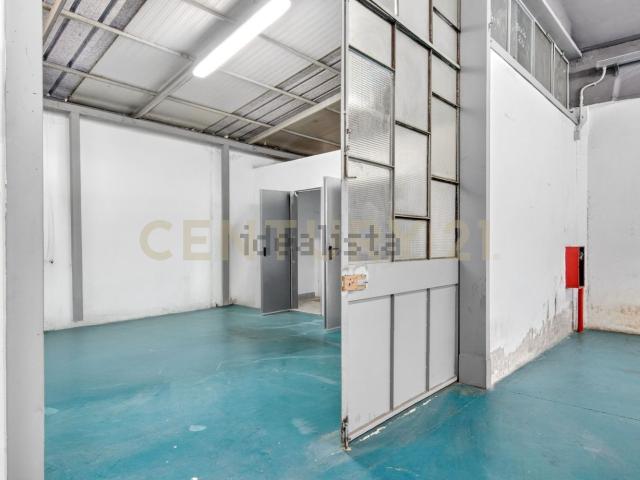 Capannone in vendita di 215 m² in Via T. Edison, 51