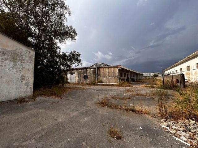 Capannone in vendita di 2169 m² in Via Domiziana