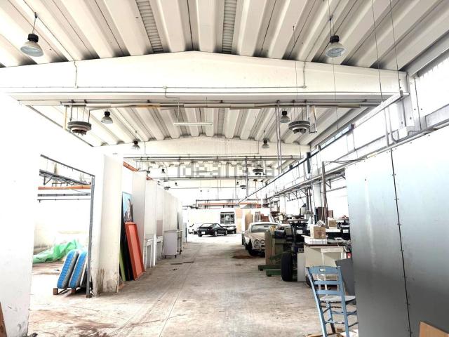 Capannone in vendita di 2160 m² in Via Asi Consortile, 7