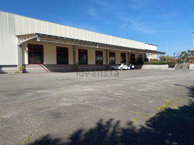 Capannone in vendita di 2162 m² in Via Bernardino Alimena