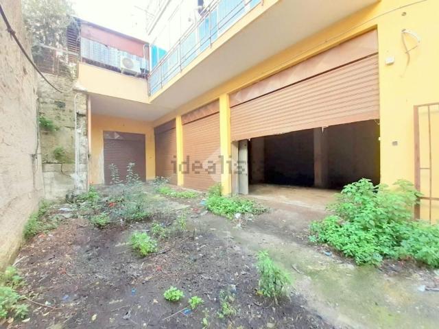 Capannone in vendita di 216 m² in Via Altofonte, 217