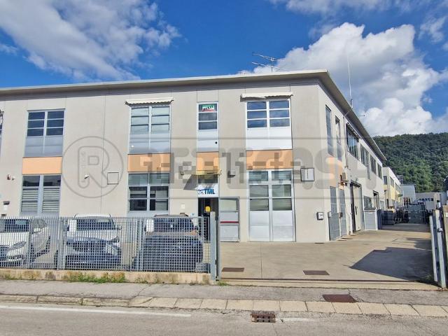 Capannone in vendita di 216 m² in Via del Lavoro, 41