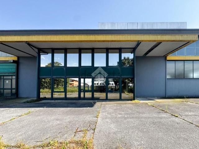 Capannone in vendita di 2200 m² in Via F. Lenzi, 30