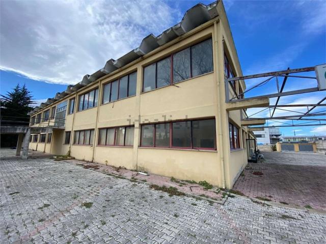 Capannone in vendita di 2200 m² in Via Papa Leone XIII
