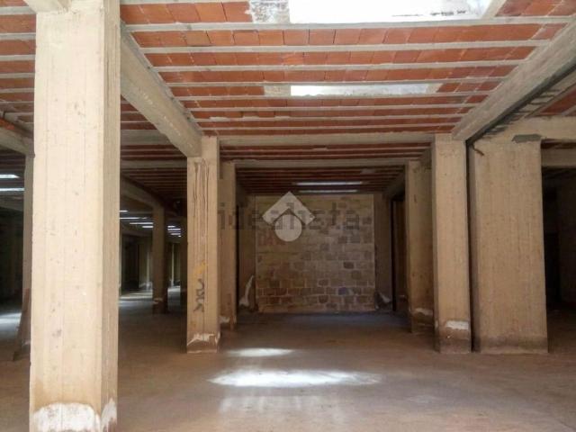 Capannone in vendita di 2200 m² in Via Parrini, 16