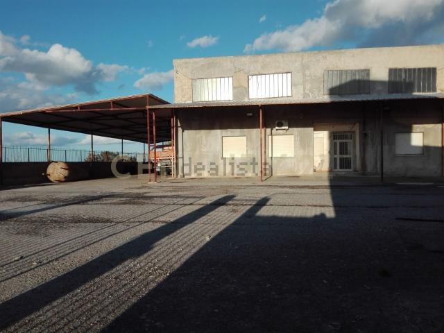 Capannone in vendita di 2200 m² in Via Santisi