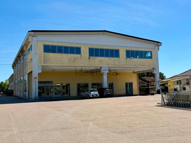 Capannone in vendita di 2200 m² in Via Torino, 286