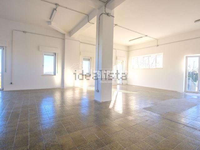 Capannone in vendita di 220 m² in Via Alcide De Gasperi