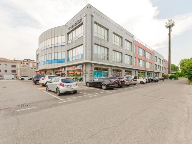 Capannone in vendita di 220 m² in Via G. da Camino
