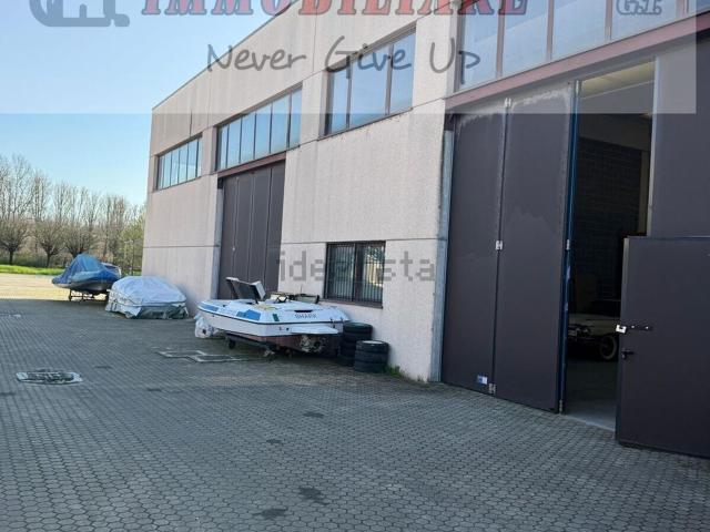 Capannone in vendita di 220 m² in Via Parco Visconteo, 1