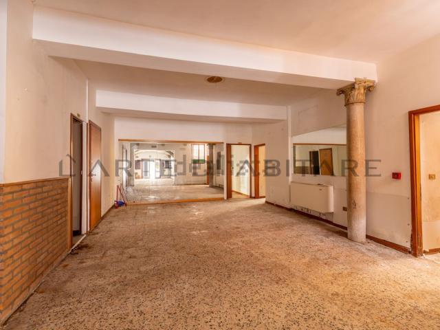 Capannone in vendita di 248 m² in Calle Salamon, 3615