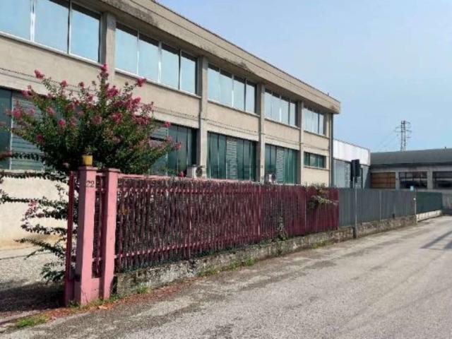 Capannone in vendita di 2212 m² in Via Nazario Sauro