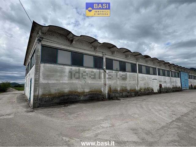 Capannone in vendita di 2225 m² in Via Merlana