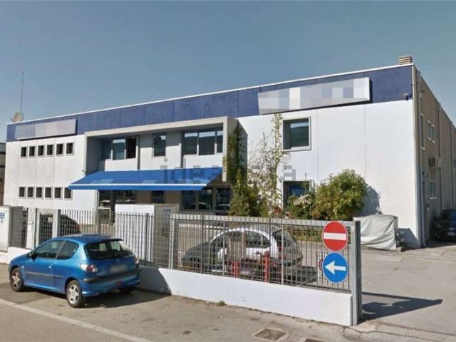 Capannone in vendita di 2240 m² in Via Grecia