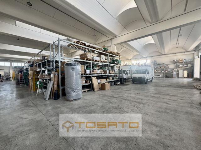 Capannone in vendita di 2260 m²