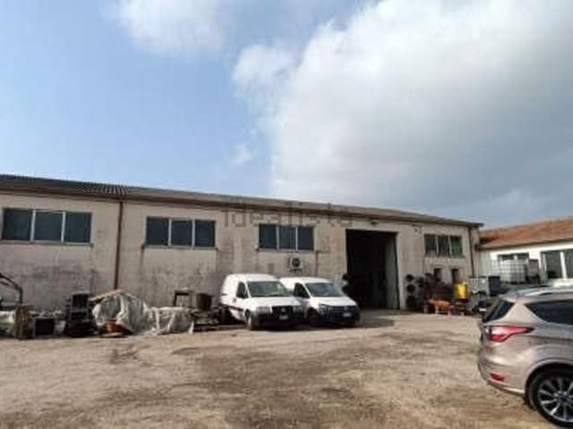 Capannone in vendita di 229 m² in Via Bertolde, 1