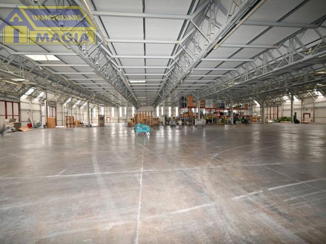 Capannone in vendita di 2300 m² in Via Mutilati del Lavoro