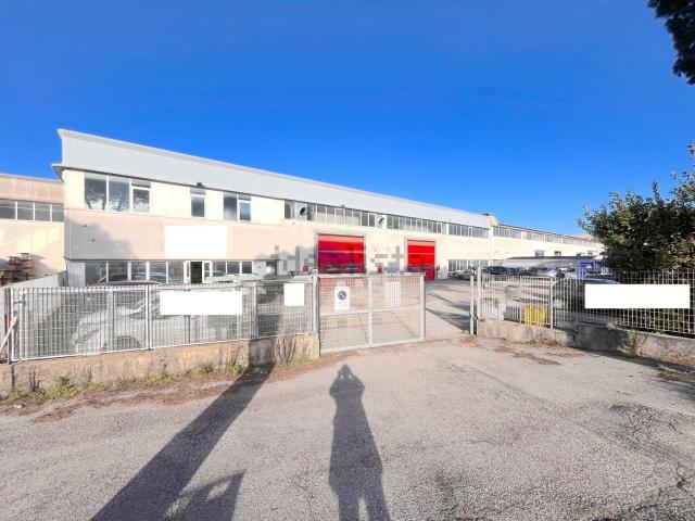 Capannone in vendita di 2300 m² in Via Naro