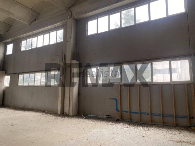 Capannone in vendita di 2300 m² in Via Erasmo Piaggio, 25