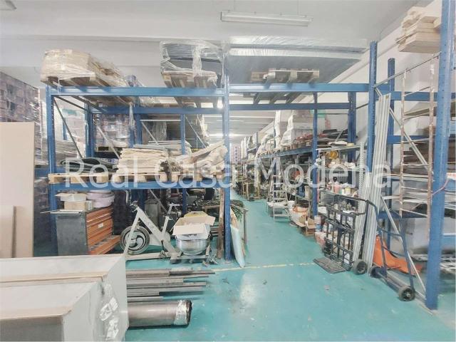 Capannone in vendita di 2300 m² in Via L. Zanfi
