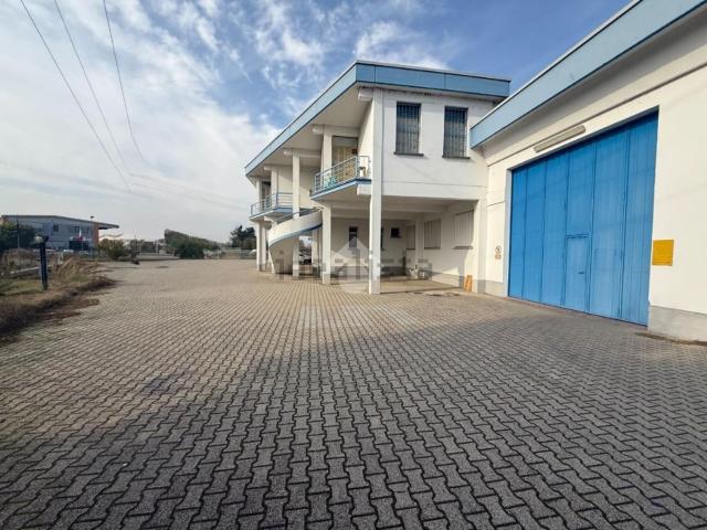 Capannone in vendita di 2300 m² in Via Val d&apos  Enza, 40