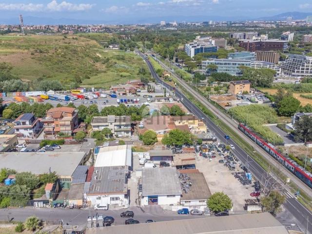 Capannone in vendita di 231 m² in Via Aristide Faccioli, 10