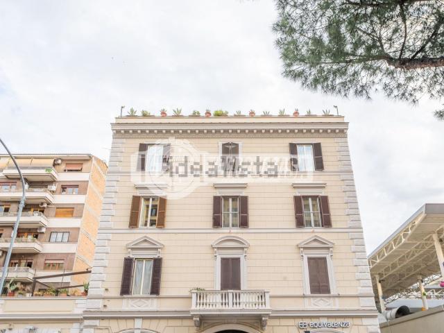 Capannone in vendita di 232 m² in Via Appia Nuova