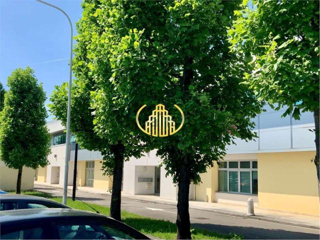 Capannone in vendita di 233 m² in Via Enrico Fermi