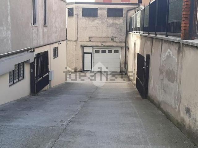 Capannone in vendita di 233 m² in Via Fura, 103