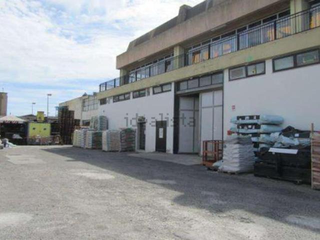 Capannone in vendita di 2346 m² in Via dei Carroz, 18