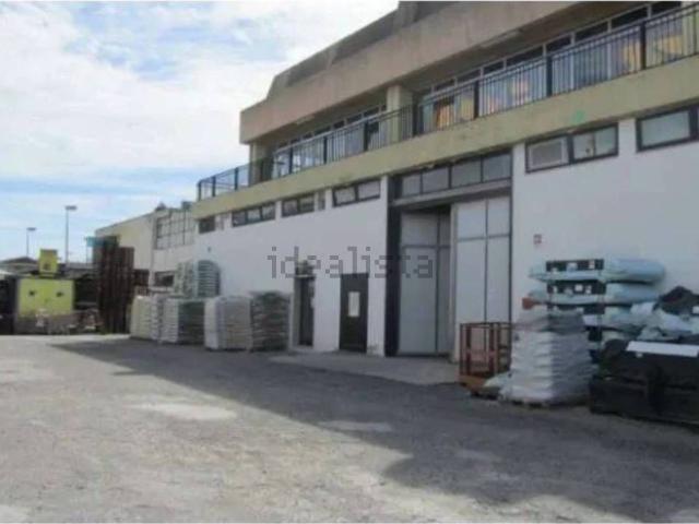 Capannone in vendita di 2346 m² in Via dei Carroz, 18