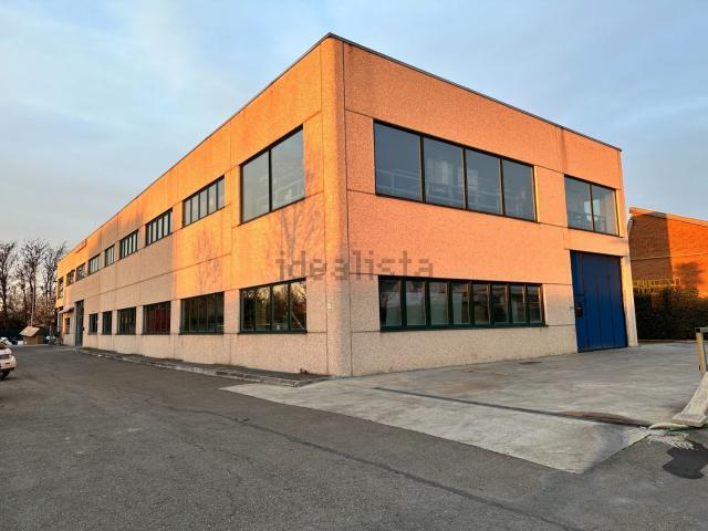 Capannone in vendita di 2350 m² in Strada Barchetta, 295