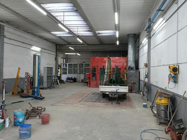 Capannone in vendita di 235 m² in Via Guicciardini