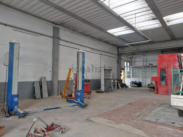 Capannone in vendita di 235 m² in Via di Val di Setta e Val di Bisenzio, 56