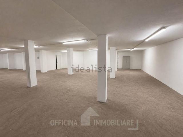 Capannone in vendita di 237 m² in Via Stelvio