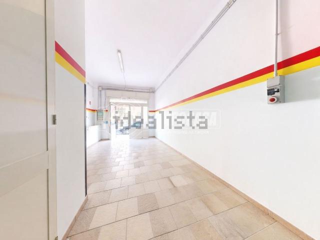 Capannone in vendita di 238 m² in Via Alfonso Sozy Carafa, 29