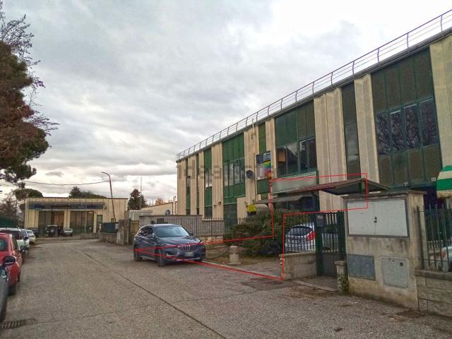 Capannone in vendita di 238 m² in Via Piero Calamandrei