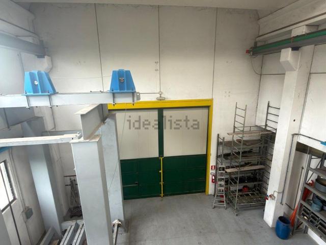 Capannone in vendita di 2400 m²
