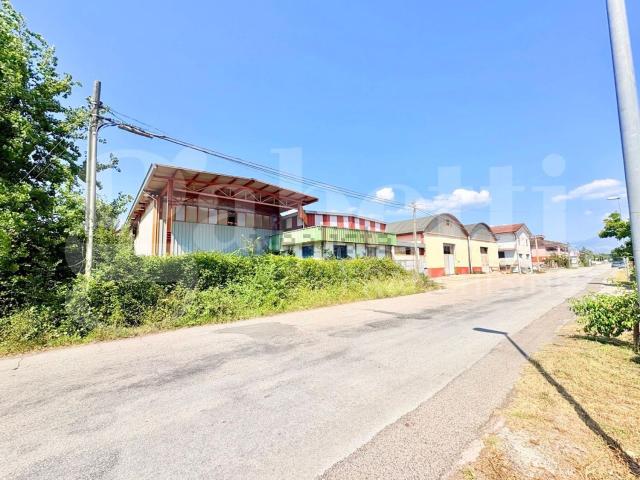 Capannone in vendita di 2400 m² in Via Ori Martin
