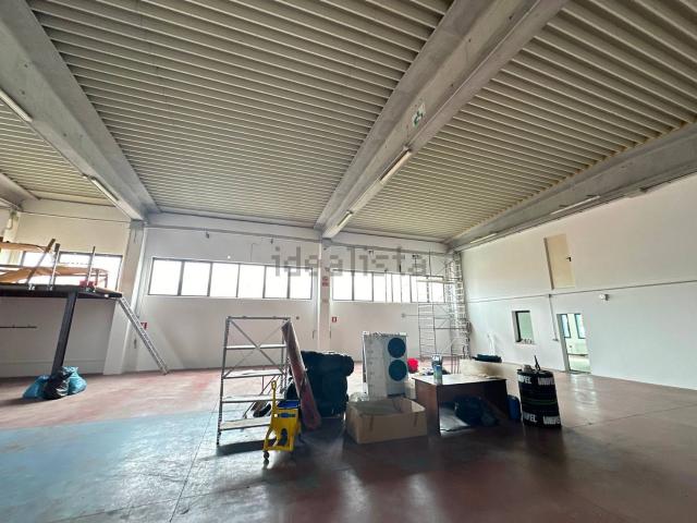 Capannone in vendita di 2400 m² in Via Foresto Est