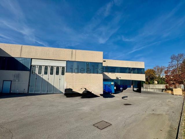 Capannone in vendita di 2400 m² in Via Giardini, 35