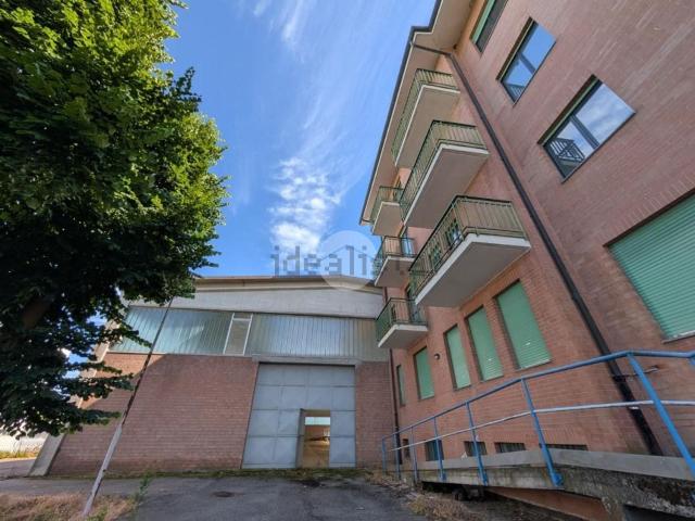Capannone in vendita di 2400 m² in Via Sestriere, 79