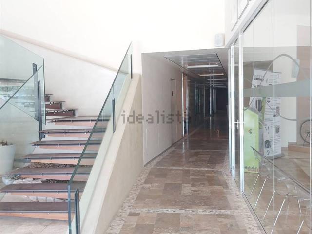 Capannone in vendita di 2400 m² in Viale dell&apos Industria