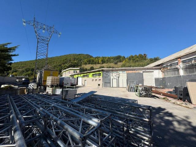 Capannone in vendita di 2400 m² in Viale Pietro Miliani, 65