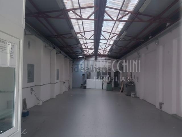 Capannone in vendita di 240 m² in Via Bezzecca