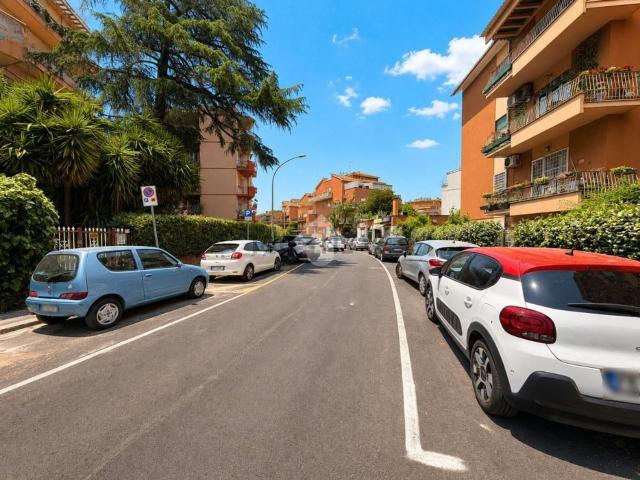 Capannone in vendita di 240 m² in Via del Casale Giuliani, 57